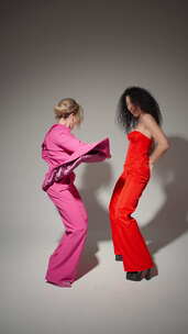 穿着粉色和红色衣服的女人在框架舞蹈概念风
