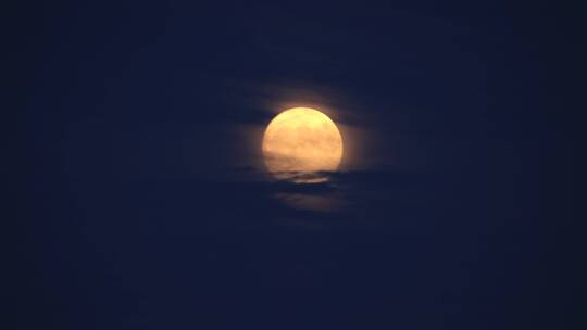威海半月湾夜空中的明月