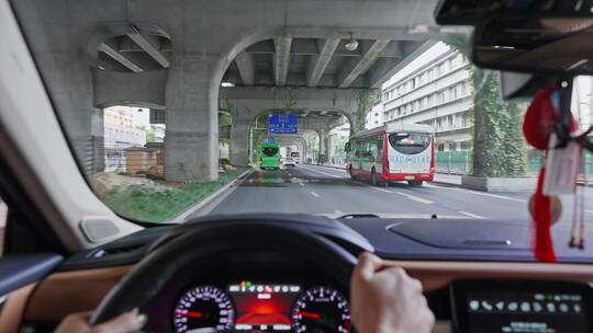 第一人称驾驶机动车汽车穿梭城市街道路