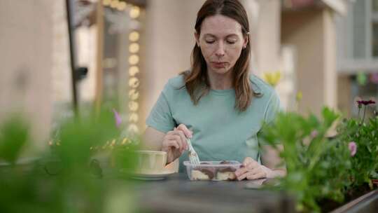 在一个舒适的户外咖啡馆里，一个中年女人喜