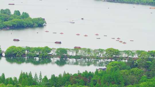 江南杭州西湖苏堤旅游湖面上的观光船