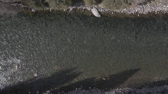 航拍 新疆 河流 近景 小溪 石头 俯拍 清澈