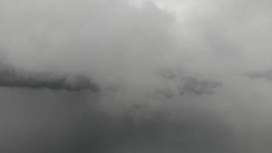 实拍湖面上空穿过云雾云层雾气