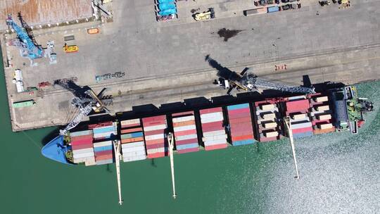 航拍在港口卸货船视频素材模板下载
