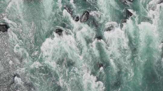 航拍夏天新疆喀纳斯河湍急的流水视频素材模板下载