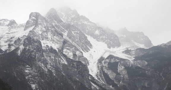 下雪时候的雪山