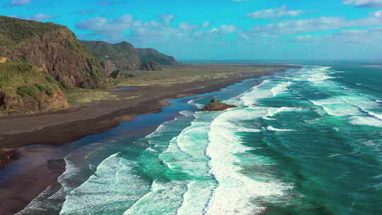 海浪袭击奥克兰卡雷卡雷地区公园的海岸线，空中拍摄