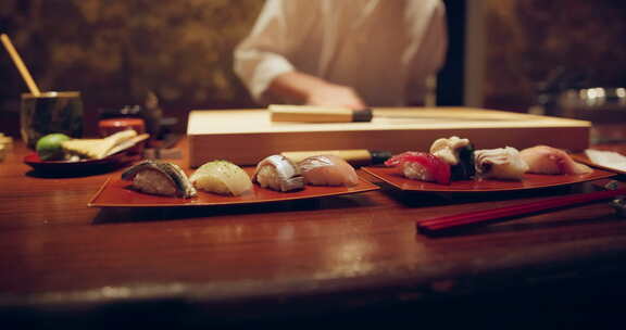 厨师、手和寿司放在盘子、桌子上，用布清洁