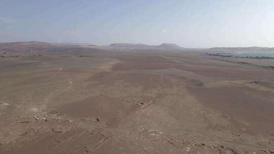 秘鲁海岸垃圾填埋场，垃圾埋在沙漠沙中视频素材模板下载