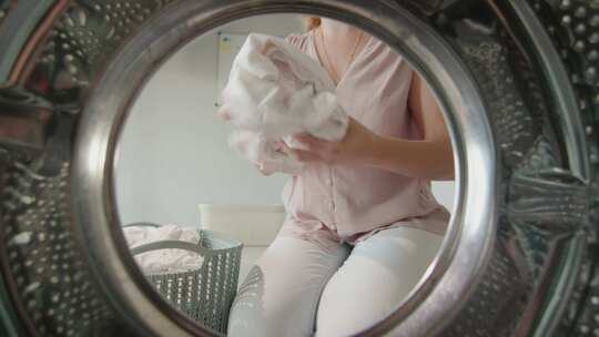 用洗衣机洗衣服女人使用机洗家庭生活视频素材模板下载