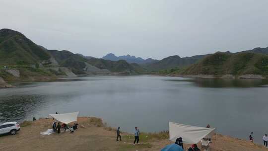 划过人岸边飞向山川湖泊河流航拍山川