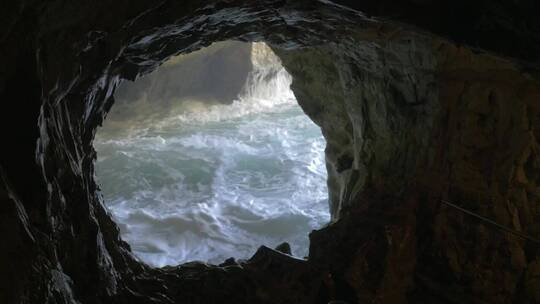 洞穴下波涛汹涌的大海