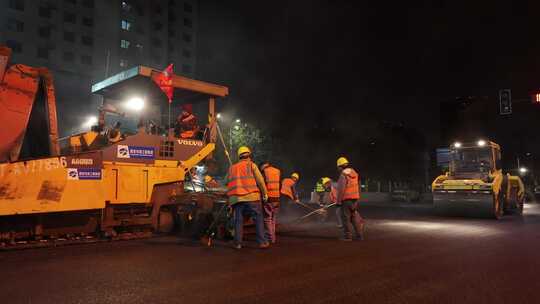 城市夜晚道路抢修过年路面翻修夜晚加班航拍