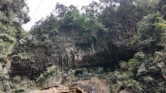 山林中的岩石峭壁自然景观