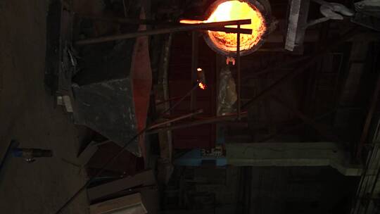 冶金厂冶炼橙色金属。钢包中的液态铁