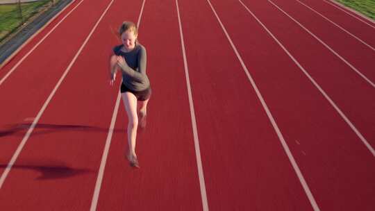 女子在跑道上跑步