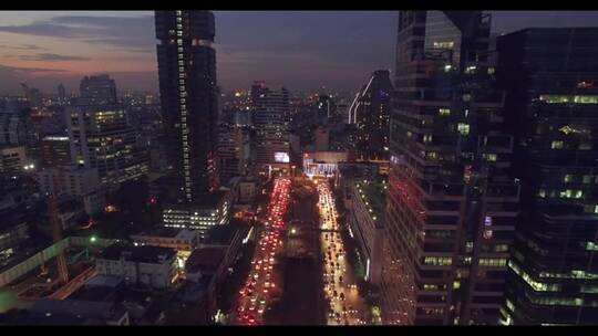 黄昏繁忙的曼谷街道，无人机推进拍摄