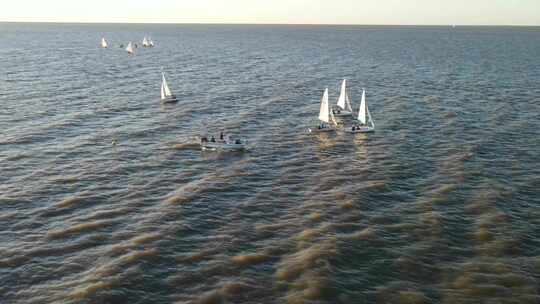 帆船在美国路易斯安那州新奥尔良庞恰特雷恩湖的开阔水域航行。-空中