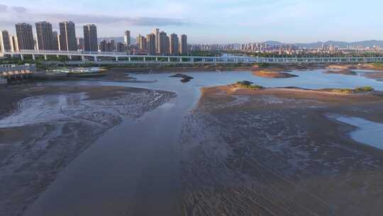 城市河岸与高楼航拍全景