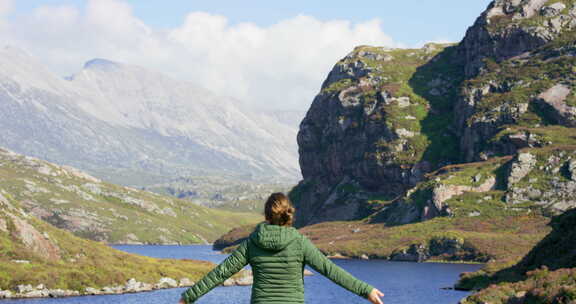 女人，后视和自由在山上与湖风景在瑞士，旅