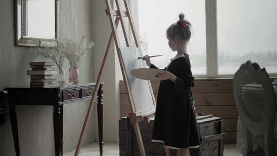 小女孩在画画视频素材模板下载