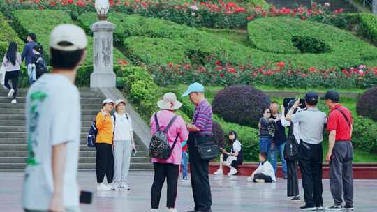 游客拍照参观