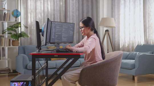 亚洲少女程序员打哈欠视频素材模板下载