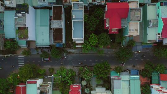 无人机沿着公路飞行