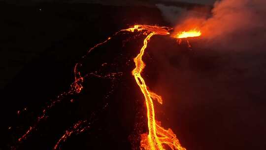 火山喷发岩浆涌动火山爆发实拍无人机航拍