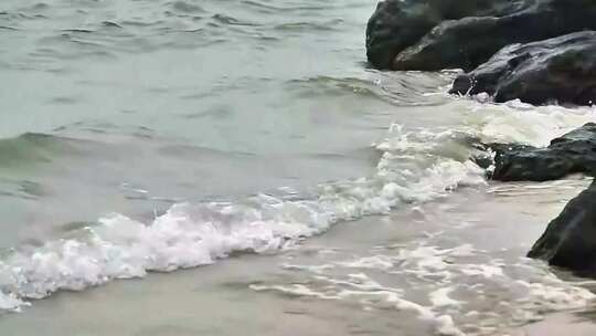 大海滩上的海浪视频