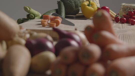 木桌上一堆蔬菜的拉力焦点