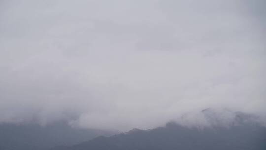 雨后山上云雾缭绕变化延时雨后森林云雾天气