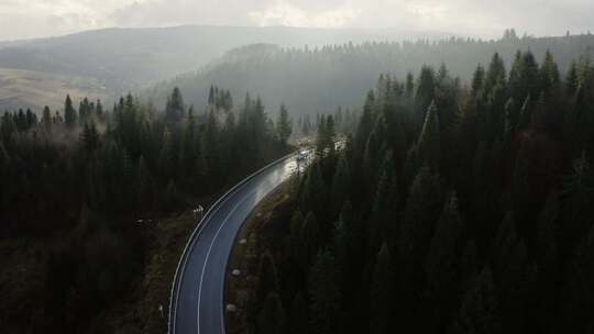 喀尔巴布韦山脉宁静山路的鸟瞰图