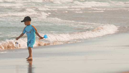 小孩小朋友儿童玩耍海边沙滩玩耍