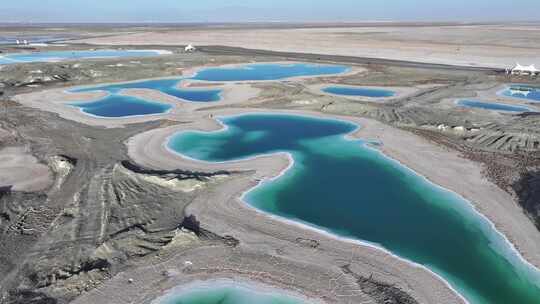 青海海西大柴旦翡翠湖水面沙地航拍视频