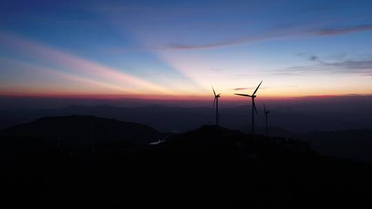 航拍夕阳下山顶风力发电机