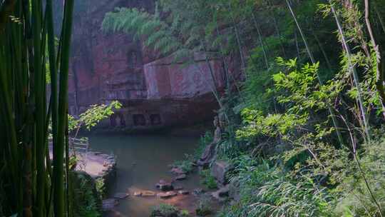 四川眉山青神中岩寺唤鱼池，苏东坡与王弗像