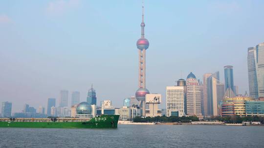 货船黄浦江上海浦东新区东方明珠视频素材模板下载