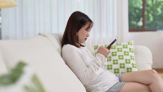 女子休闲居家玩手机