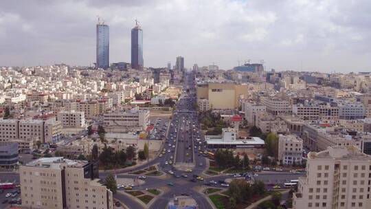 无人机航拍安曼约旦市中心商业区和交通