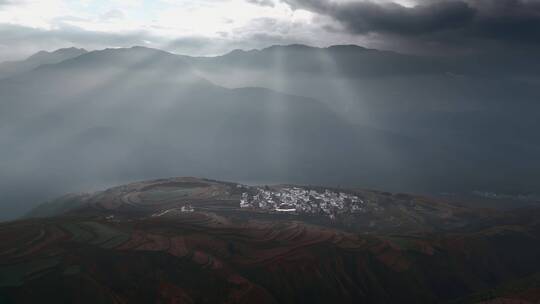 云南旅游宣传东川红土地清晨村庄丁达尔光线