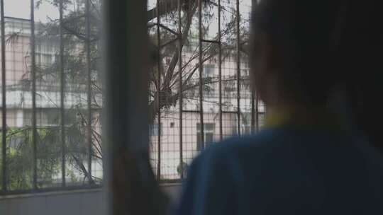 孤独儿童看着窗外