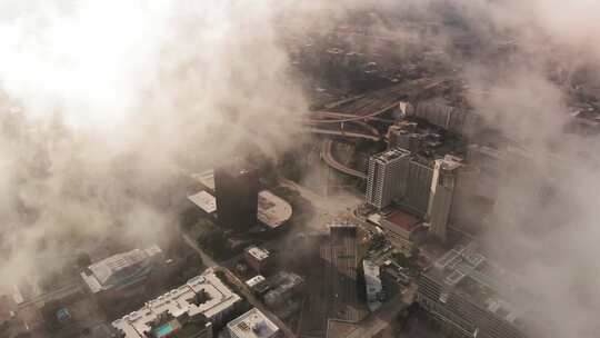 云雾笼罩的城市