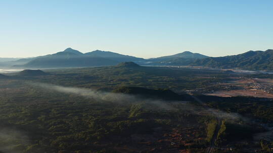 清晨阳光斜射中的腾冲火山群视频素材模板下载