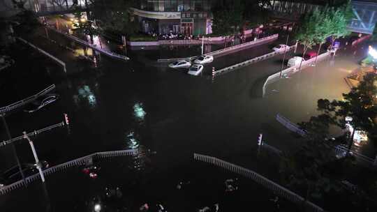 城市下雨道路积水夜间泡水车后飞4