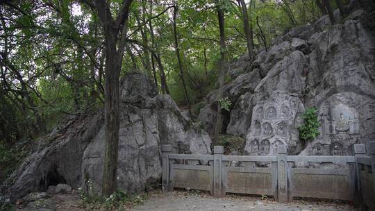 杭州玉皇山景区石龙洞造像