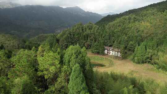 信宜钱排鹿湖顶航拍，高山湖泊，森林大山