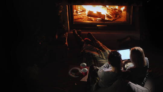 夫妇在壁炉旁共度美好的夜晚视频素材模板下载