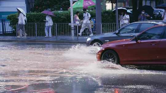 升格汽车行驶过积水的道路