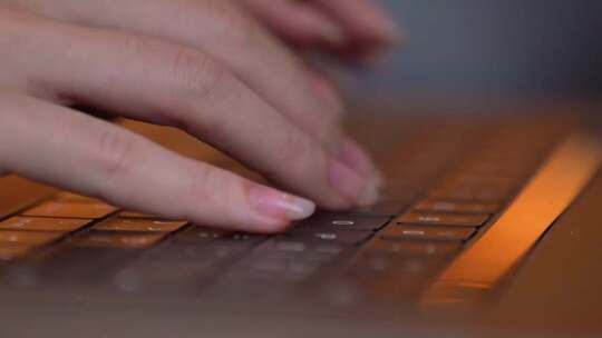 女士打字敲击键盘 使用电脑工作场景视频素材模板下载